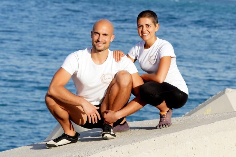 Tania y Manu junto al mar